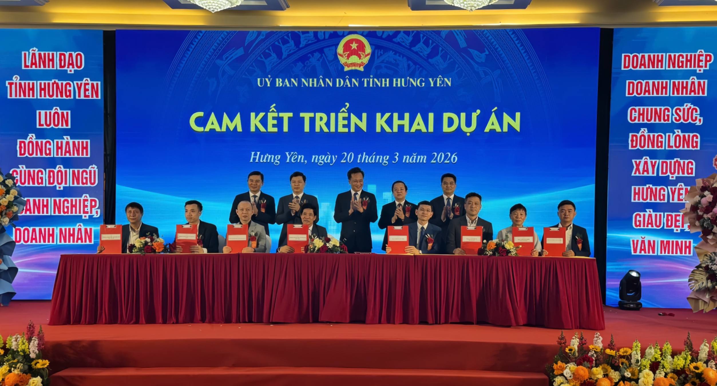 Đại diện VSICO ông Vũ Đức Huề - Phó Tổng Giám đốc (thứ 4 từ phải sang) thực hiện ký cam kết triển khai dự án ICD Văn Lâm với sự chứng kiến của Ban lãnh đạo Tỉnh